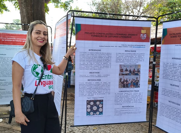 Profa. Dalva ao lado de seu pôster, durante a FLIG deste ano
